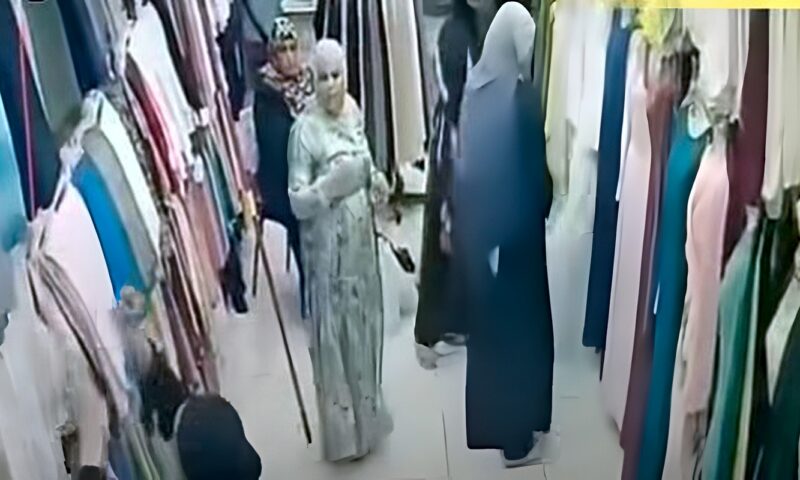 فيديو متداول يوثق واقعة سرقة مجوهرات داخل محل.. و120 جرام ذهب مسروقات