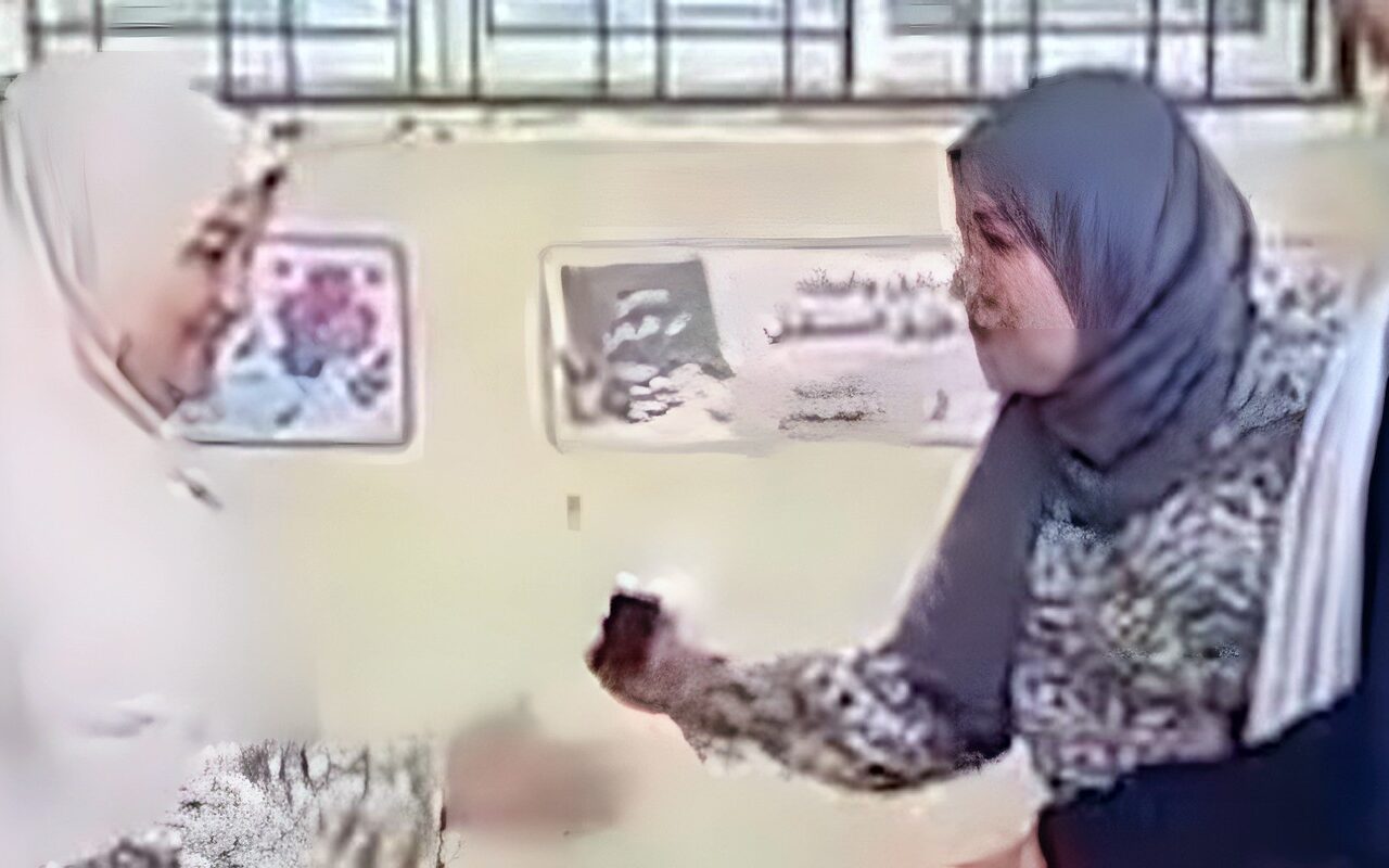 لفتة وفاء للمعلمين.. مديرة مدرسة بدمياط تفاجئ المدرسين بهدايا تذكارية