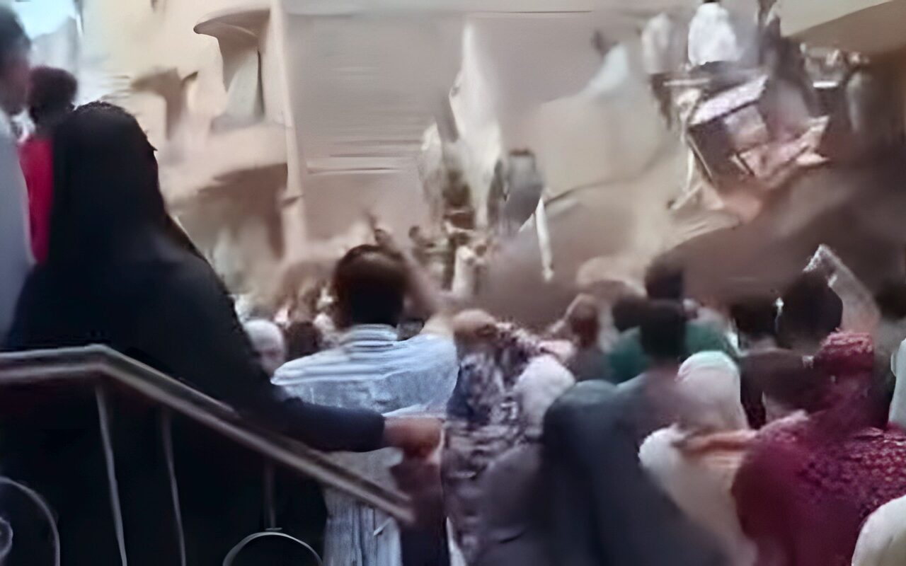 وسط صدمة الأهالي.. لقطات من موقع انهيار منزل في بيلا بكفر الشيخ