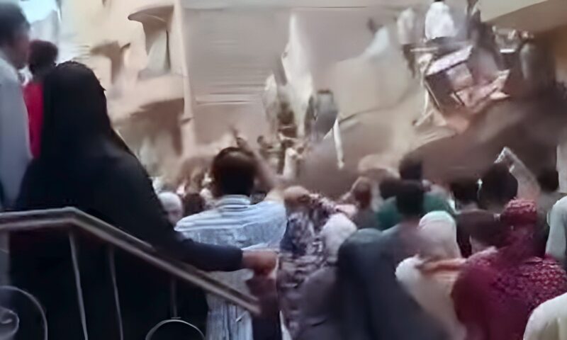 وسط صدمة الأهالي.. لقطات من موقع انهيار منزل في بيلا بكفر الشيخ
