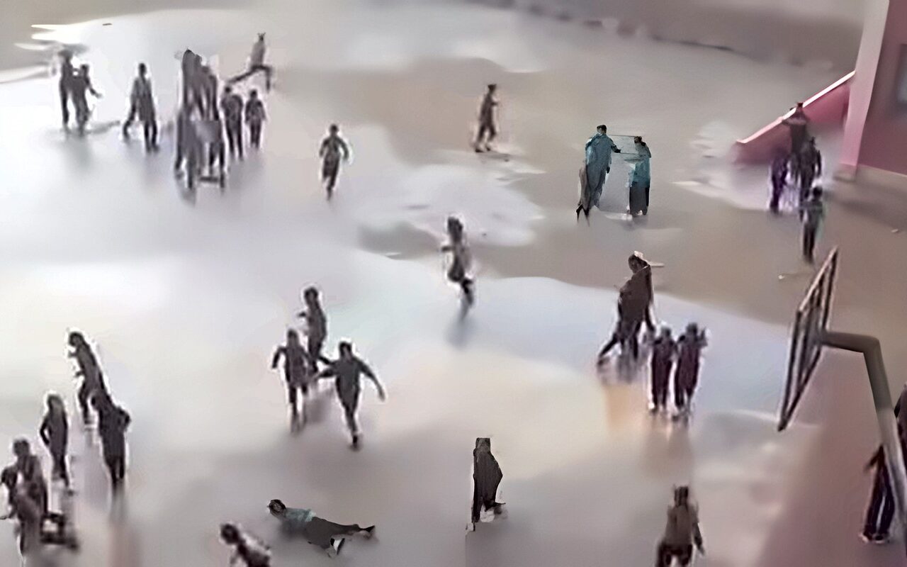 ضحك ولعب تحت المطر.. طلاب مدرسة بالإسكندرية يحتفلون بأول شتوية وسط أجواء مبهجة