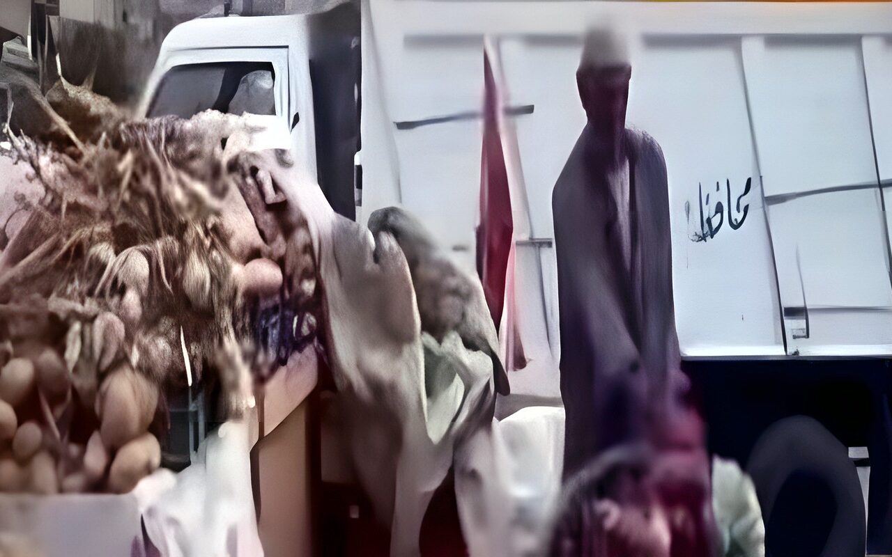 بائع خضار يرمي بضاعته على الأرض بعد إزالة فرشته في مشهد يثير التفاعل