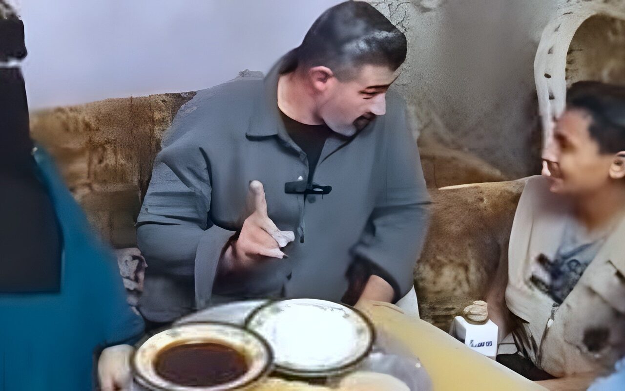 لفتة إنسانية.. ياسر جلال يزور الطفل زياد في منزله ويتناول معه الفطير والعسل