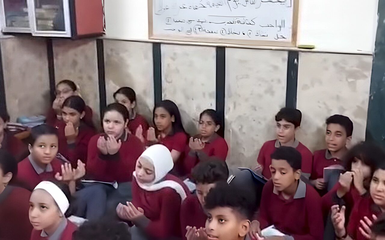 مشهد مؤثر داخل حصة الدين.. طلاب ببورسعيد يقرأون الفاتحة لزميلهم الذي رحل في حادث أسانسير كهربائي