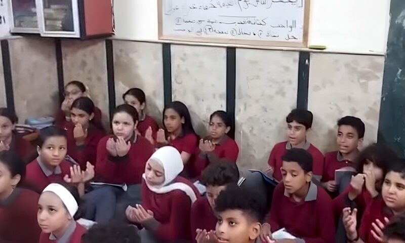 مشهد مؤثر داخل حصة الدين.. طلاب ببورسعيد يقرأون الفاتحة لزميلهم الذي رحل في حادث أسانسير كهربائي