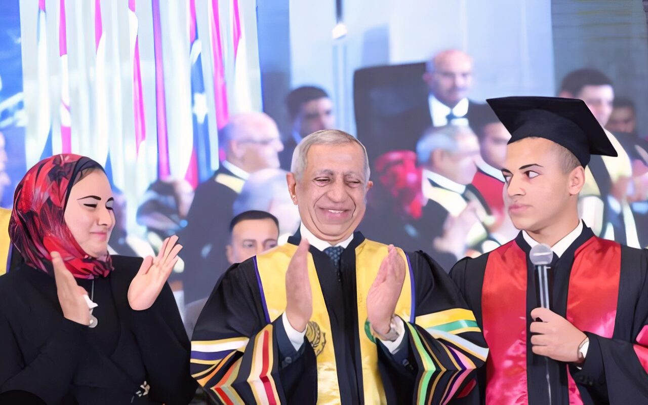 محافظ الإسكندرية ورئيس الأكاديمية البحرية يكرمان نجل الشهيد أحمد المنسي في حفل تخرجه