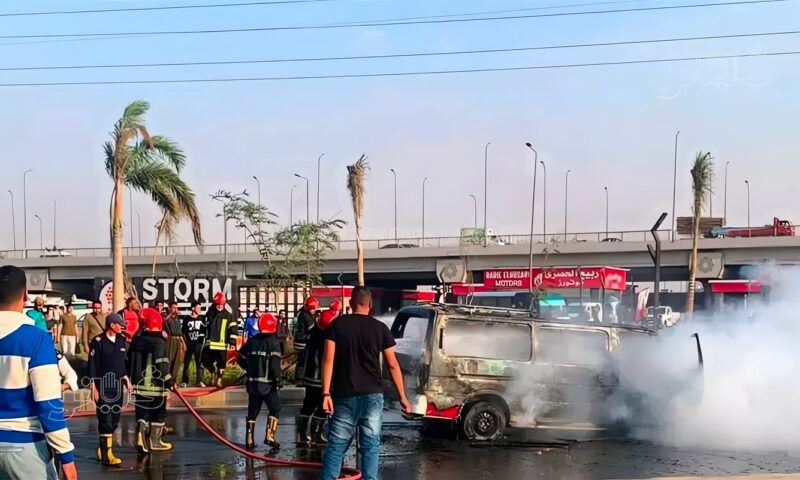 تفحم سيارة ميكروباص أسفل كوبري جريش بالعاشر من رمضان