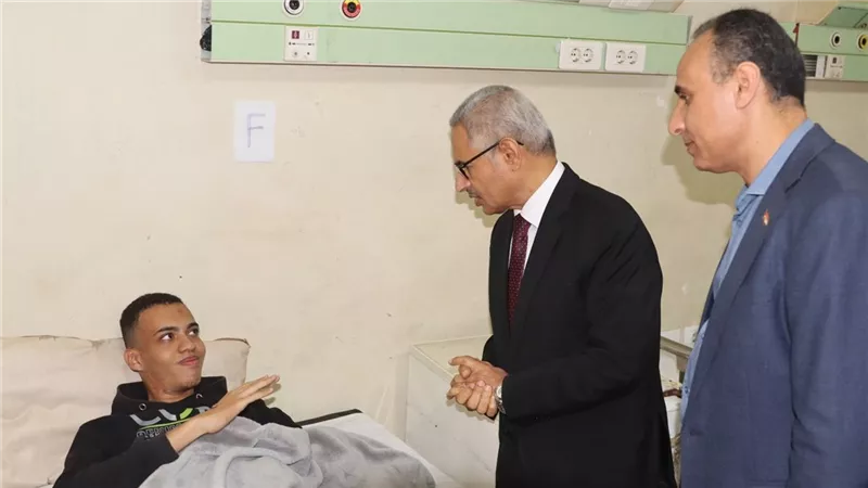 محافظ بني سويف يزور مصابي حادث تصادم أتوبيس الطلاب بسيارة نقل (صور)