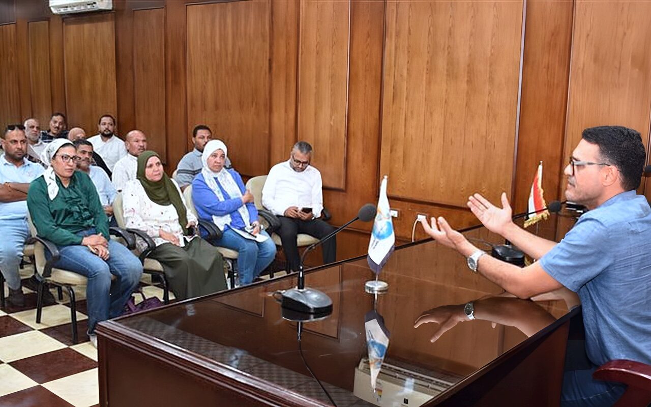 فودة يلتقي مقاولي مياه القليوبية لبحث المعوقات والالتزام بالجداول الزمنية للمشروعات