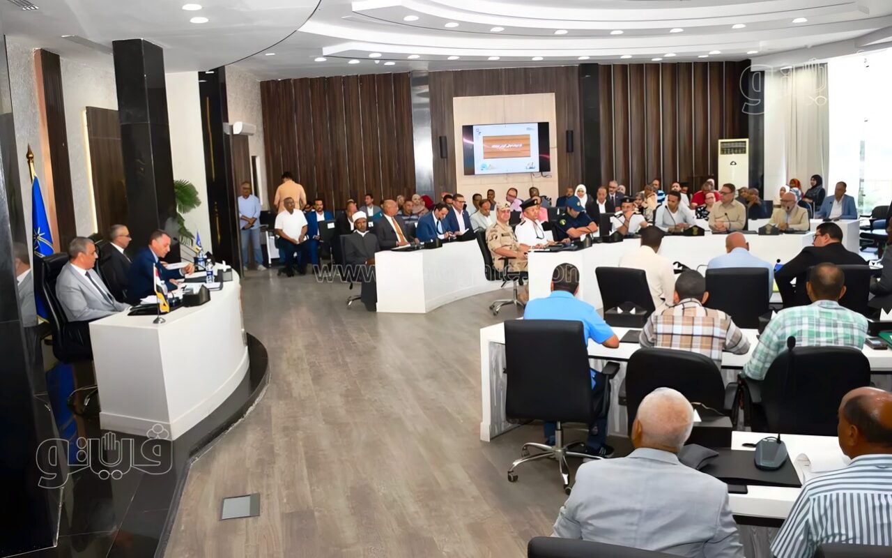 محافظ أسوان يتابع معدلات إنجاز ملفات تقنين أراضى الدولة