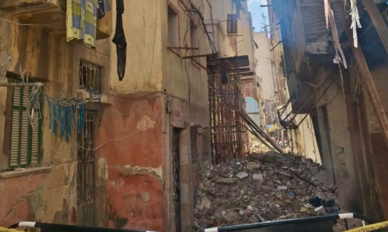عقار مائل في مصر يثير الذعر والسلطات تأمر بهدمه
