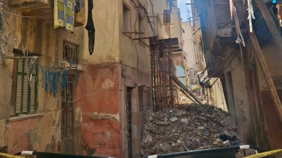 عقار مائل في مصر يثير الذعر والسلطات تأمر بهدمه