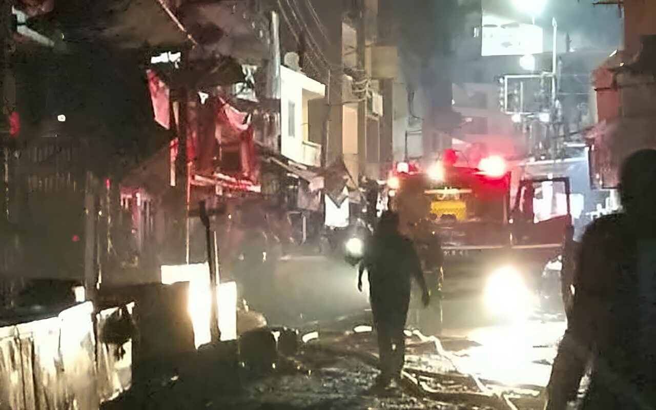 الدفع بـ4 سيارات إسعاف، السيطرة على حريق في برج حمام دون إصابات بالمنصورة