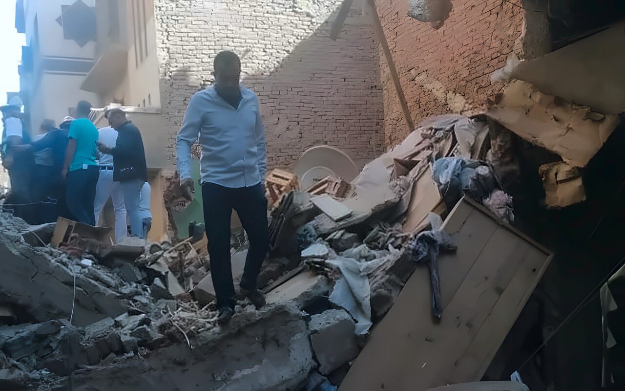 انتشال جثماني شخصين من تحت أنقاض منزل المحلة الكبرى المنهار