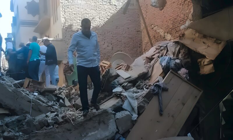 انتشال جثماني شخصين من تحت أنقاض منزل المحلة الكبرى المنهار