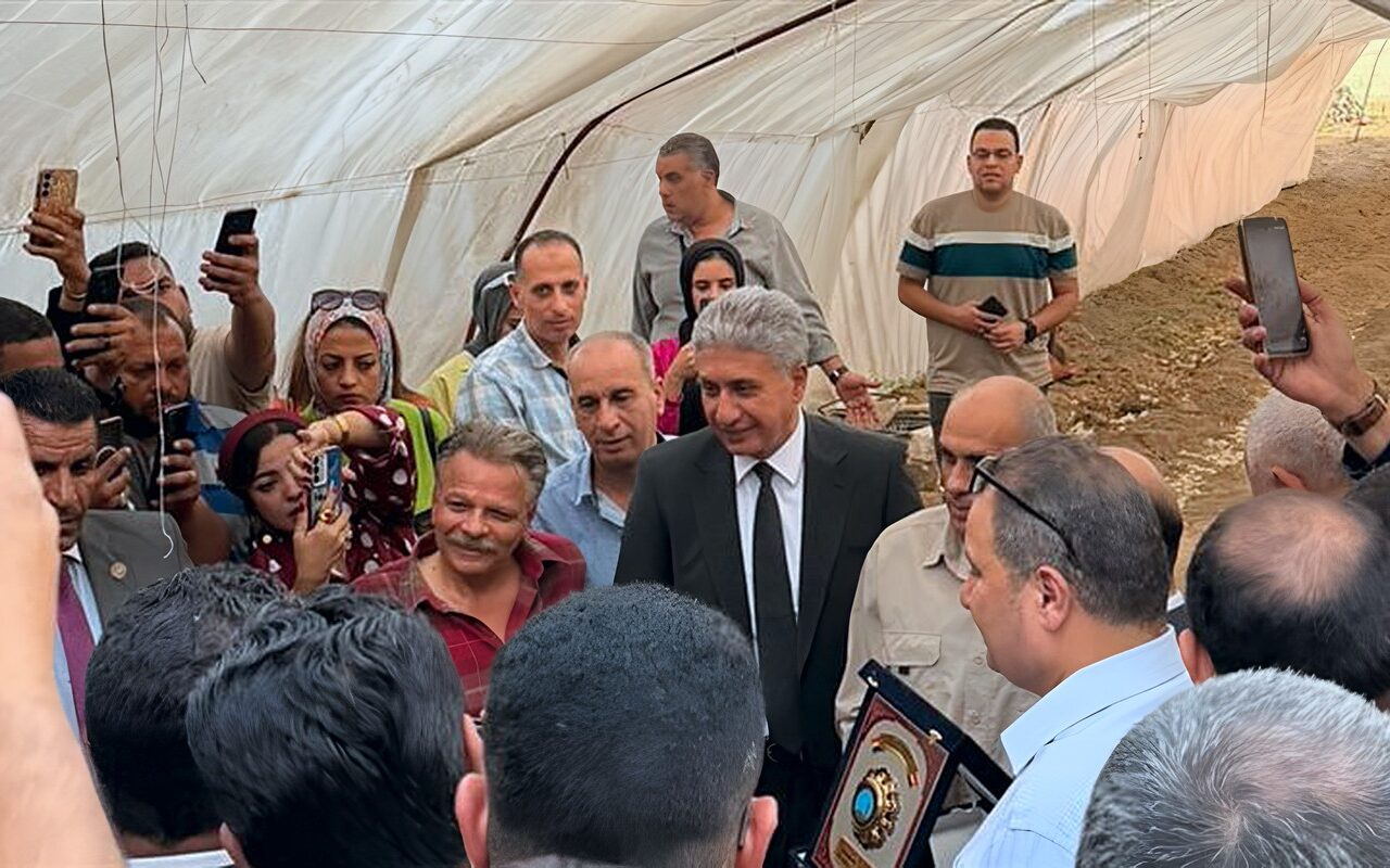 وزير السياحة والآثار يكرم مواطنا عثر على رأس ضخمة لتمثال الملك رمسيس الثاني