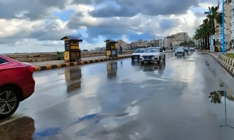 أمطار رعدية وانخفاض الحرارة لـ20 .. ماذا يحدث في حالة الطقس خلال الساعات القادمة؟