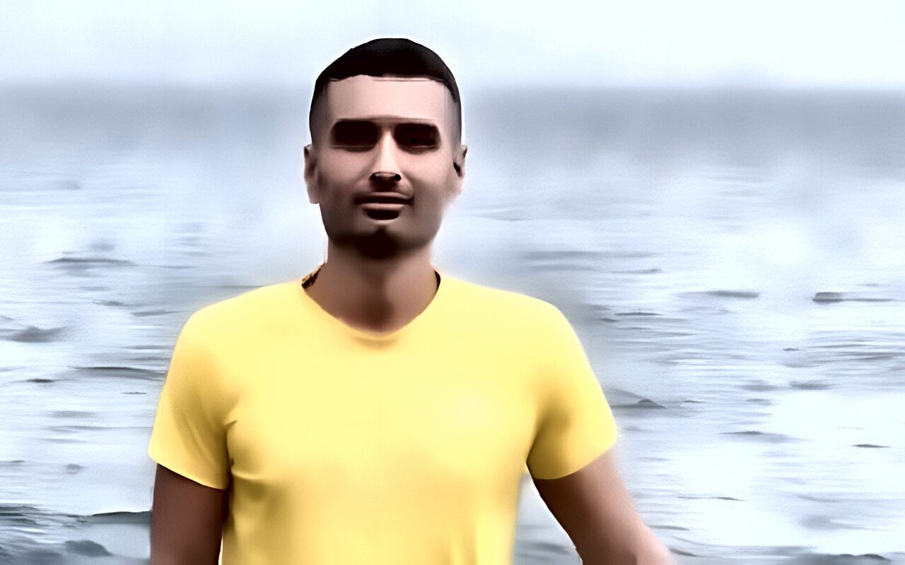 بعد شهور من الرعب.. البحار سامح عبد العظيم يعود لمصر سالما بعد اختطاف السفينة بالصومال
