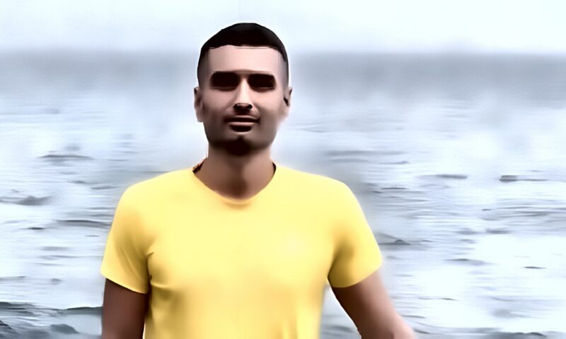 بعد شهور من الرعب.. البحار سامح عبد العظيم يعود لمصر سالما بعد اختطاف السفينة بالصومال