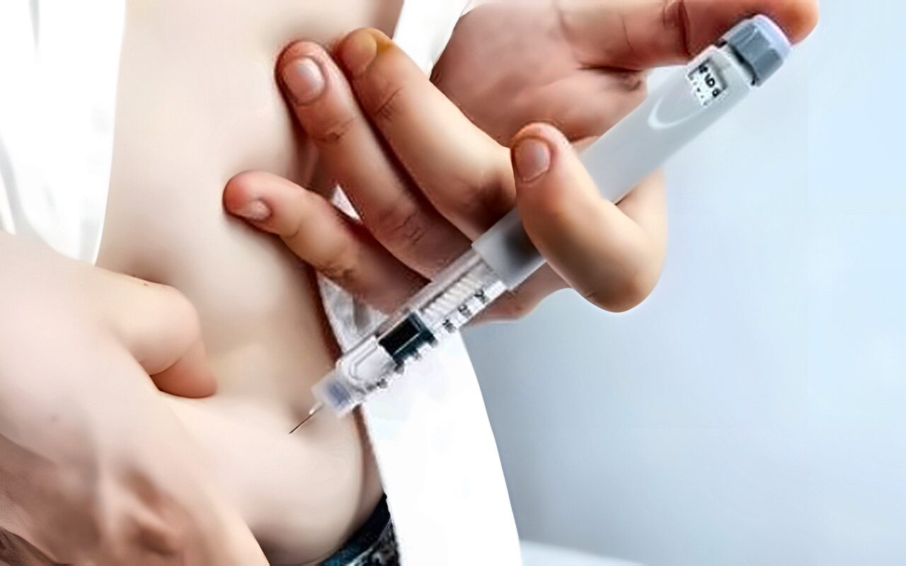 بسبب رفض فتاة الارتباط به.. وفاة عامل صيدلية بعد حقن نفسه بالأنسولين في أكتوبر
