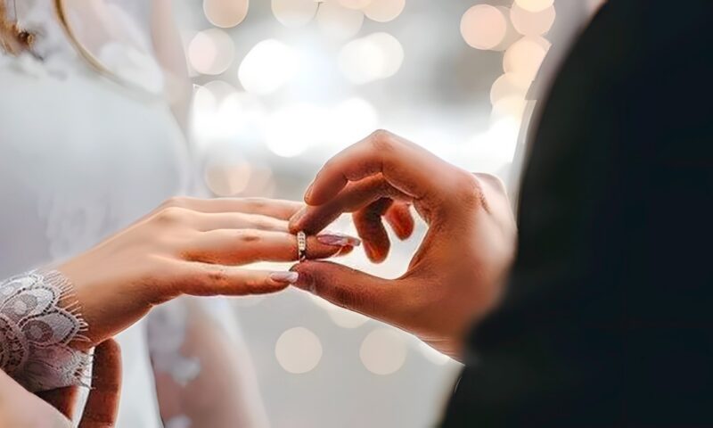 هل يجوز للزوج الاشتراط على زوجته عدم الإنجاب وعدم الإرث بعقد الزواج؟