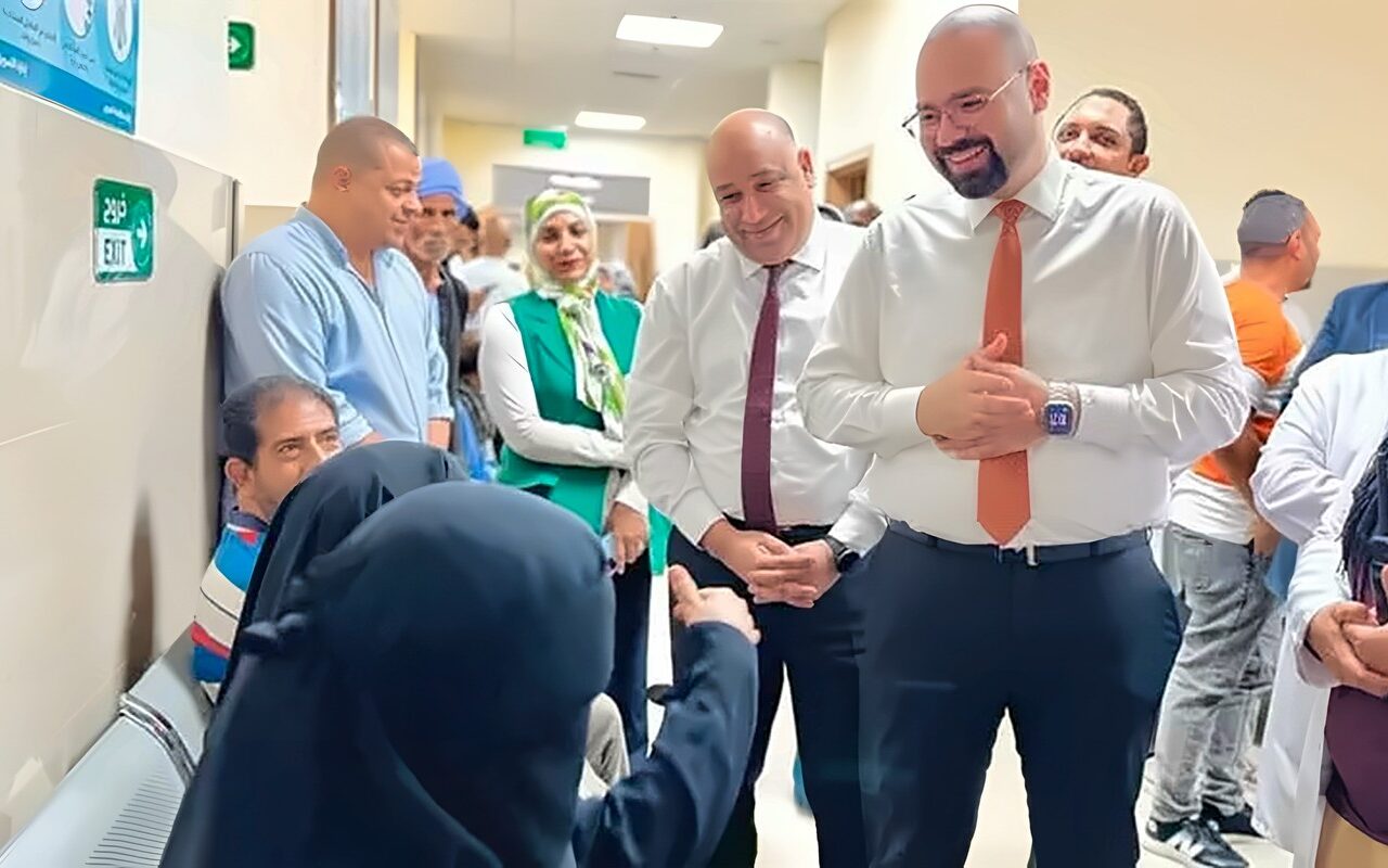 رئيس قطاع الصعيد بين مرضى مستشفى أسوان التخصصي منذ الصباح.. يستمع للشكاوى ويتابع الخدمات