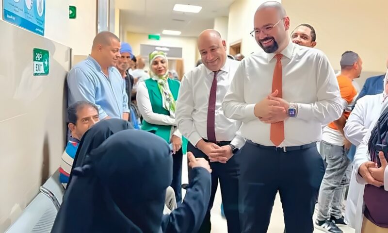 رئيس قطاع الصعيد بين مرضى مستشفى أسوان التخصصي منذ الصباح.. يستمع للشكاوى ويتابع الخدمات