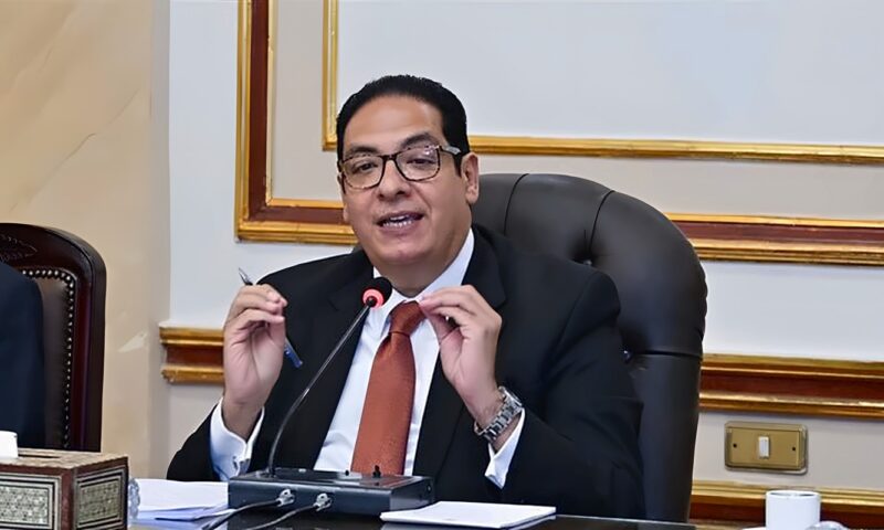 رئيس جامعة القاهرة يعلن منح العلاوة التشجيعية لـ 997 موظفا