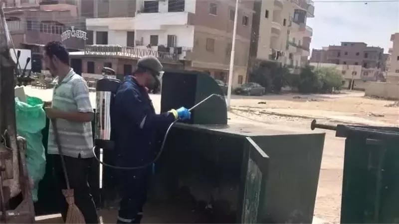 لأول مرة بالإسماعيلية، تطهير صناديق القمامة عقب تفريغها بفايد