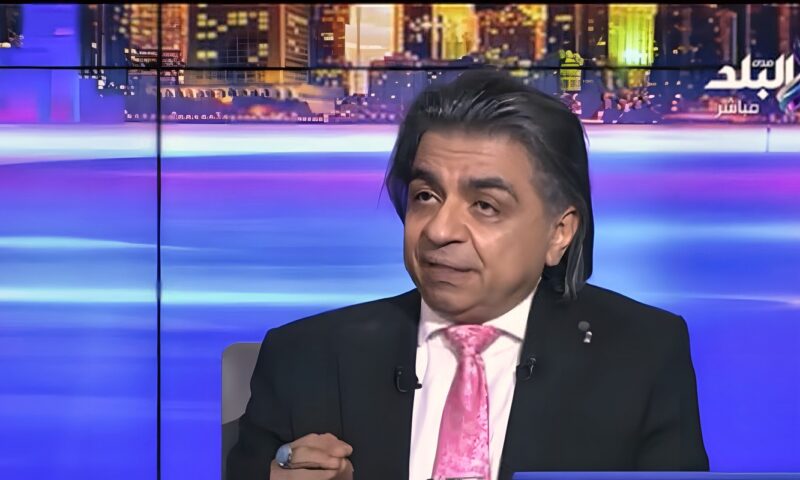 هل وضع الموبايل في الجيب الشمال يؤثر على القلب؟.. جمال شعبان يجيب