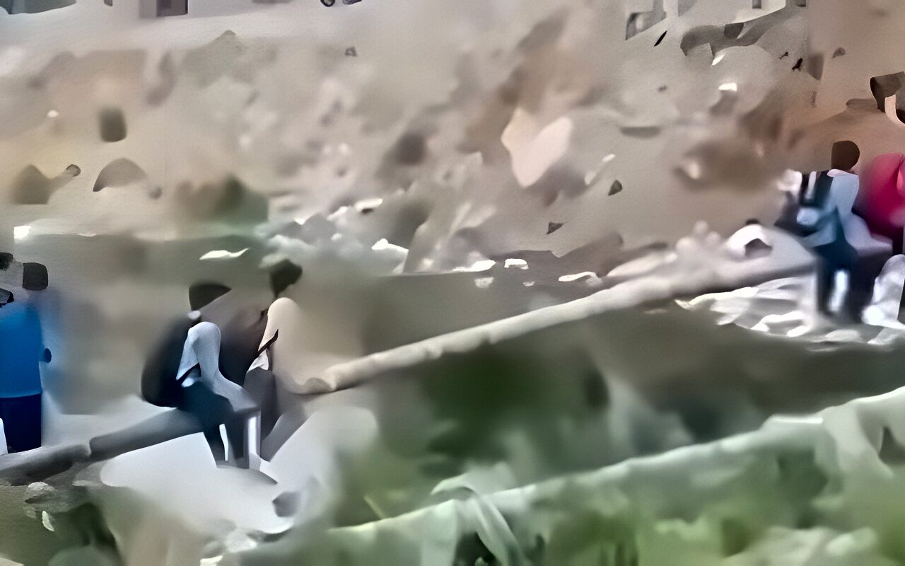 بعد استغاثة الأهالي.. محافظ البحيرة تستجيب لطلاب معهد الشهيد محمد فوزي بإنشاء سور وتوفير سيارة لنقل الطلاب مجانًا