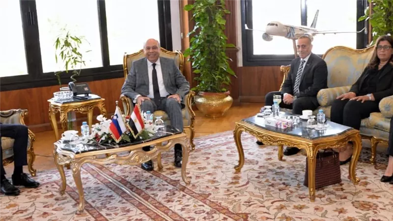 وزير الطيران المدني يبحث مع السفير السلوفيني تعزيز الربط الجوي وفتح آفاق جديدة لتنمية الحركة السياحية بين البلدين