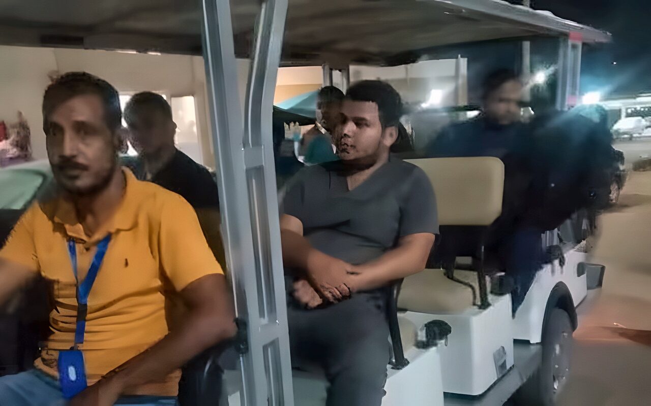 مستشفيات قنا الجامعية توفر «طفطف» خاصًّا لنقل العاملين المقيمين بمبنى نون إلى المبنى السكني