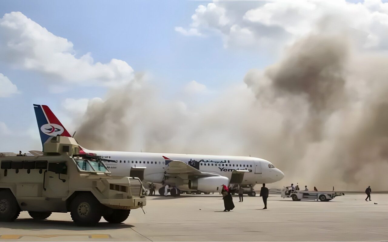 تطور خطير في اليمن، استهداف مطار عدن بصاروخ باليستي حوثي