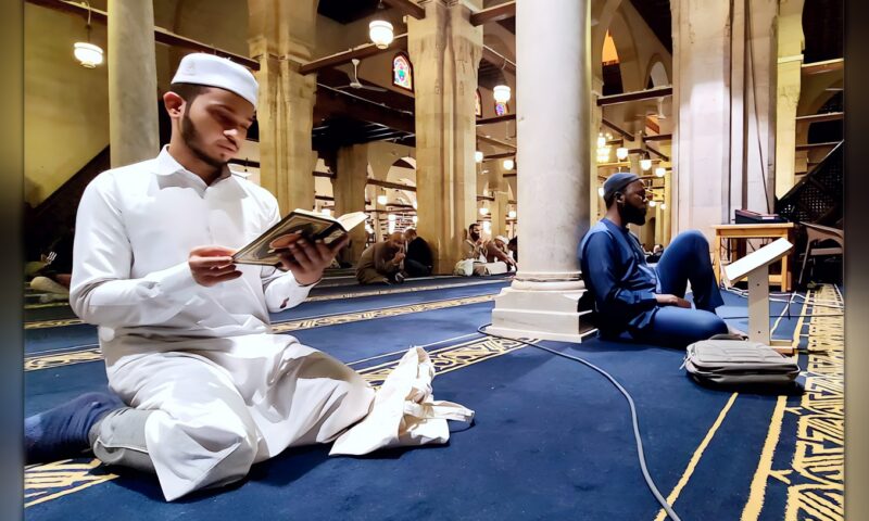 حكم تخصيص قراءة القرآن بالليل دون النهار.. دار الإفتاء تجيب