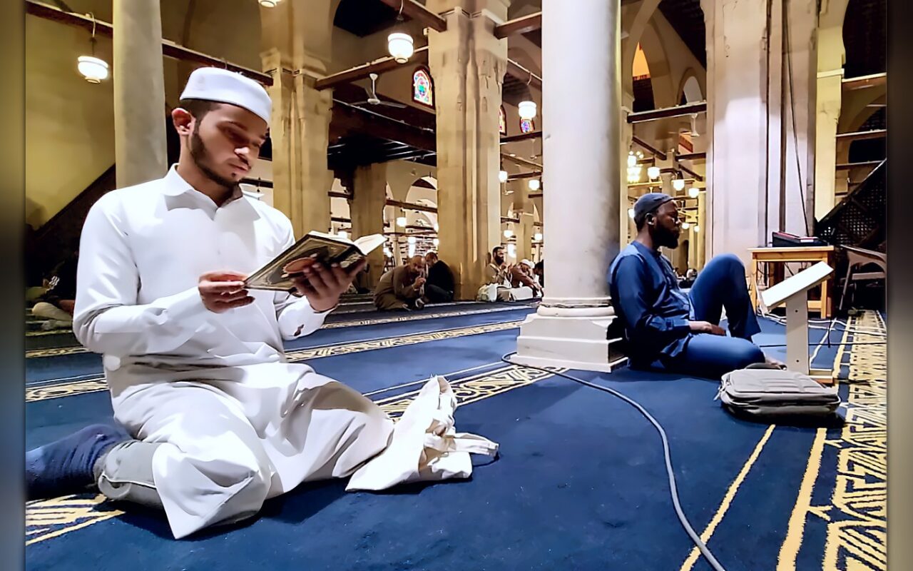 هل يجب استقبال القبلة لأداء سجدة التلاوة؟.. الإفتاء توضح حكم السجود عند قراءة القرآن