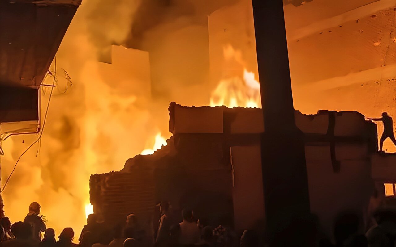 حريق هائل داخل مخزن أخشاب في قليوب والدفع بسيارات إطفاء للسيطرة على النيران