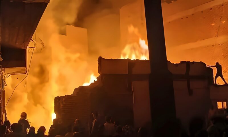 حريق هائل داخل مخزن أخشاب في قليوب والدفع بسيارات إطفاء للسيطرة على النيران