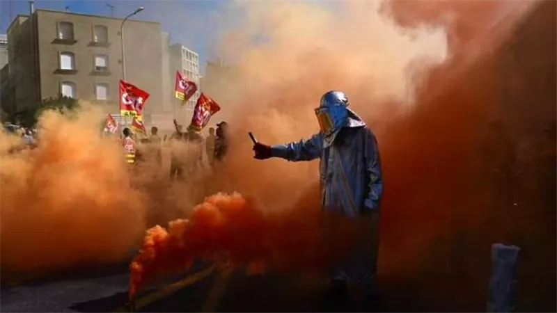 رئيس وزراء فرنسا يطالب بفرض حظر تجول جزئي عقب أعمال الشغب