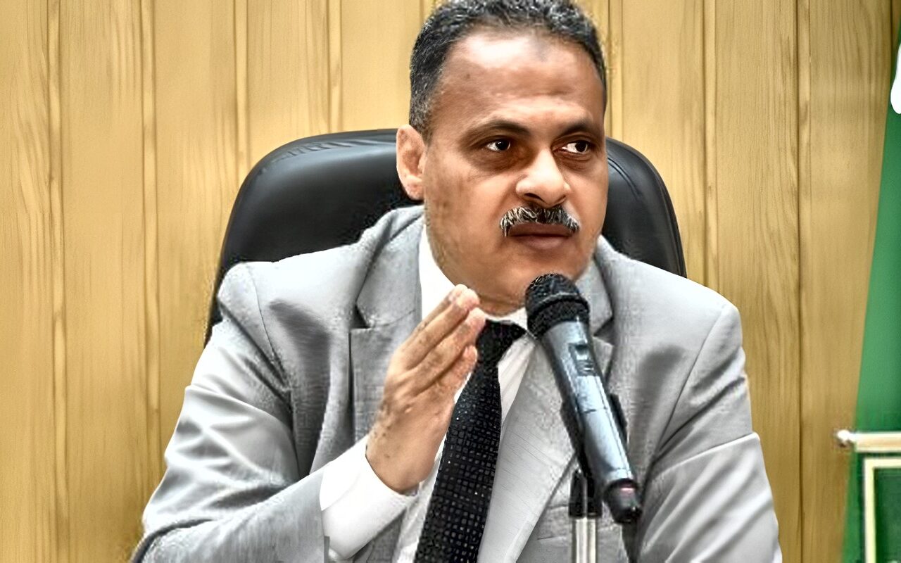 محافظ الشرقية يُصدر 13 قرارًا تأديبيًا بحق 34 من العاملين المقصرين بالجهاز الإداري