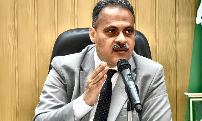 محافظ الشرقية يُصدر 13 قرارًا تأديبيًا بحق 34 من العاملين المقصرين بالجهاز الإداري