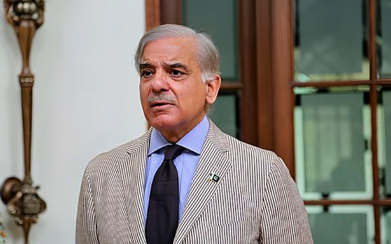 متضامنون مع السعودية.. رئيس الوزراء الباكستاني يُدين الهجوم الشنيع الذي شنّه الحوثي على مطار الملك خالد
