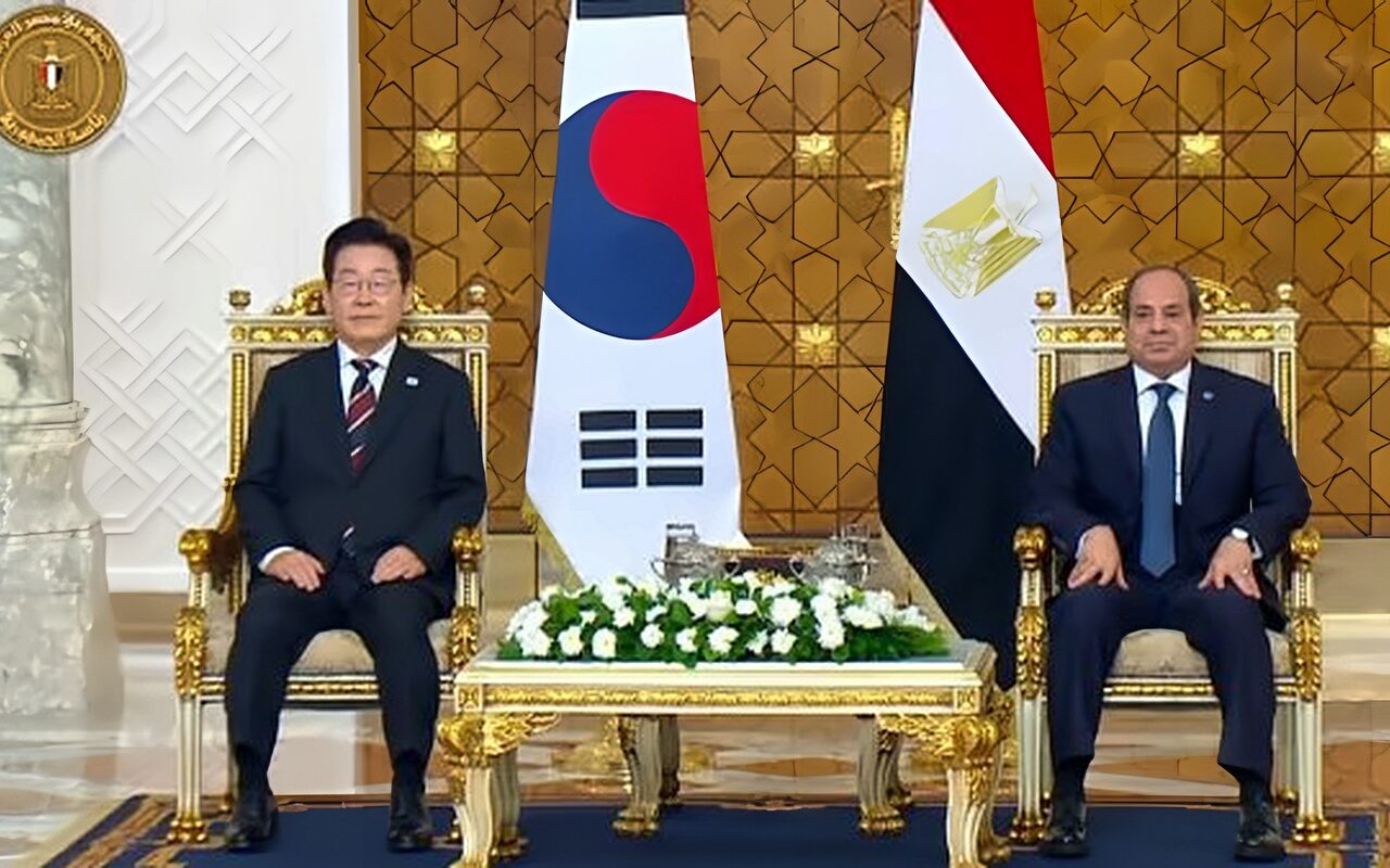 أهلا بيكي يا مصر.. رئيس كوريا الجنوبية يرحب بالرئيس السيسي على أنغام أغنية “بابا” لعمرو دياب