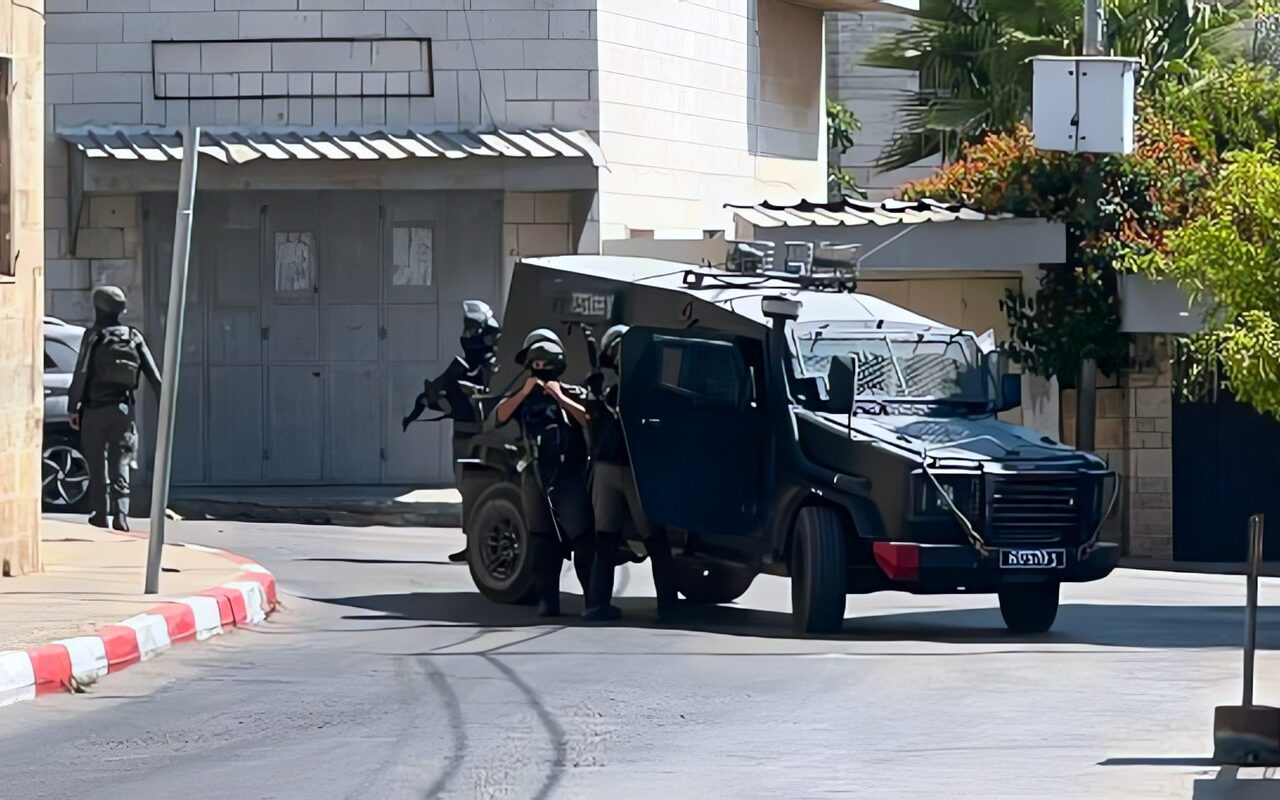 جيش الاحتلال يفرض حصارا على الخليل ويعلن مقتل جنديين.. وتهديدات بتدمير البنية التحتية