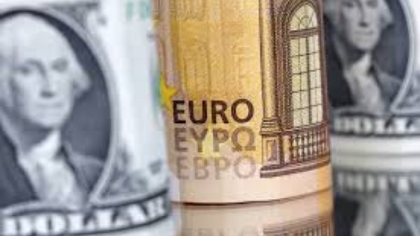 إلى أين وصلت أسعار العملات اليوم؟.. الدولار يتخطى 54 جنيها واليورو يقترب من 61 في البنوك