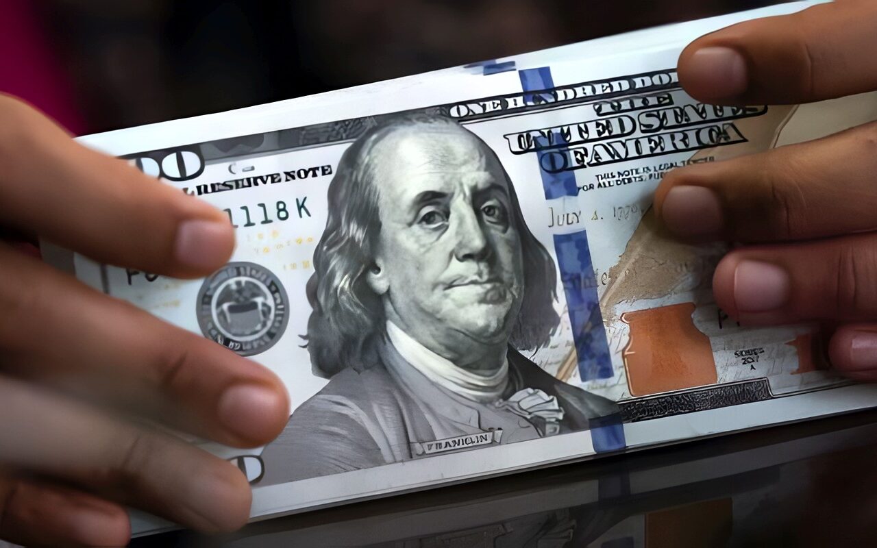 سعر الدولار في بنكي مصر والأهلي اليوم الخميس