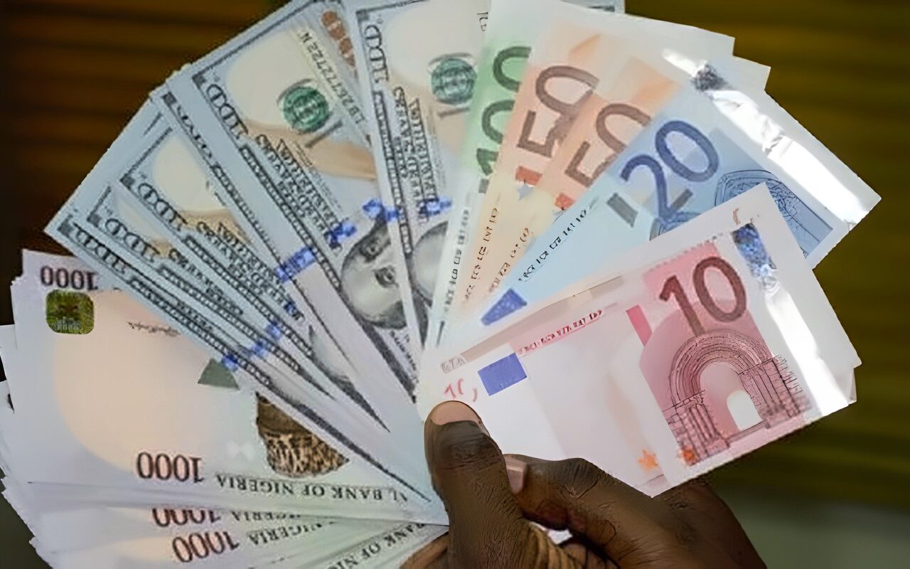 تتبعا الضحية بعد خروجه من البنك.. القبض على عاطلين بشبين الكوم سرقا 30 ألف يورو بالإكراه