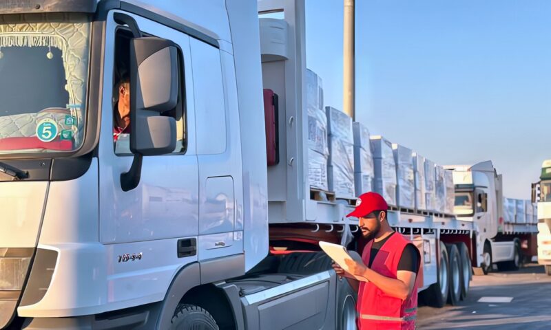 إدخال عشرات الشاحنات المحملة بالمساعدات الإنسانية والطبية إلى غزة