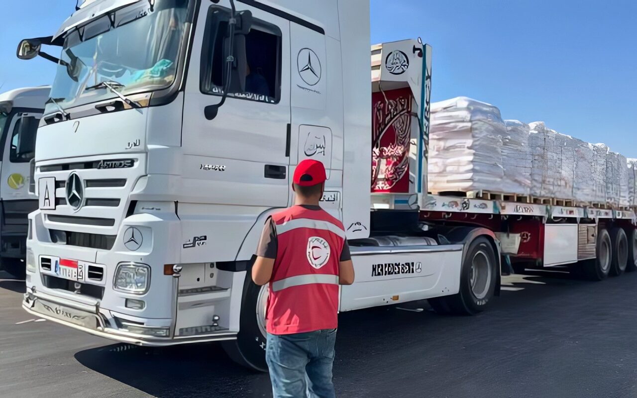 المساعدات المصرية تنعش مخابز غزة.. وتوزيع الخبز مجانًا على المواطنين