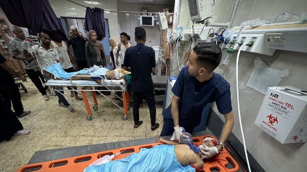 إصابة عشرات الفلسطينيين باستهداف مسيّرة للاحتلال الإسرائيلي خيام النازحين في مواصي خان يونس